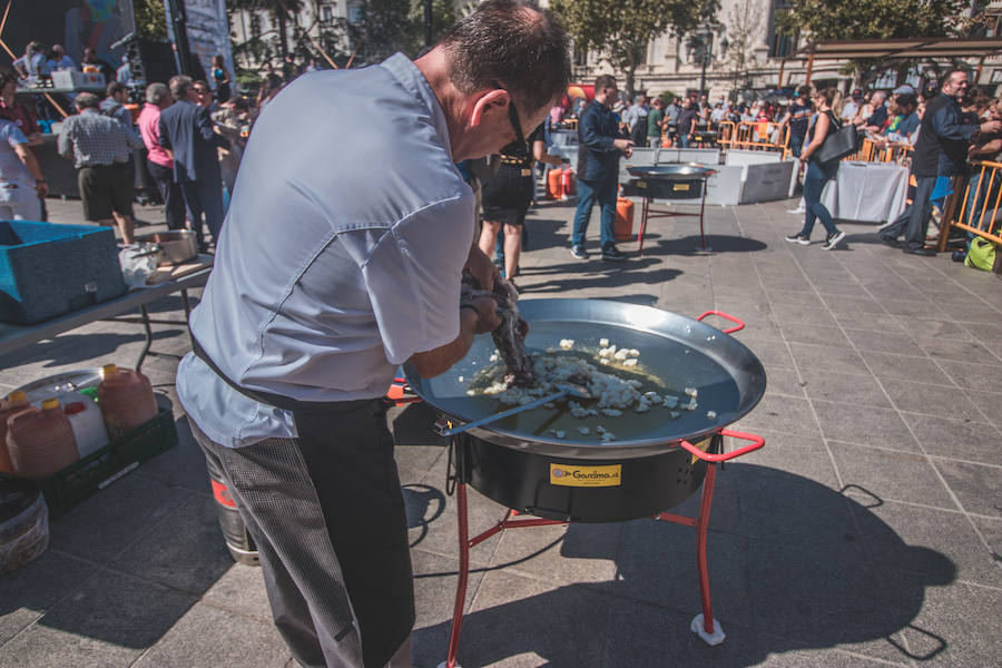 El Día Mundial de la Paella se ha celebrado en la plaza del Ayuntamiento de Valencia con una degustación de 9 paellas diferentes. El World Paella Day pretende dar prestigio a uno de los platos más conocidos de la gastronomía de todo el mundo y proyectar la ciudad de Valencia como destino turístico internacional. 