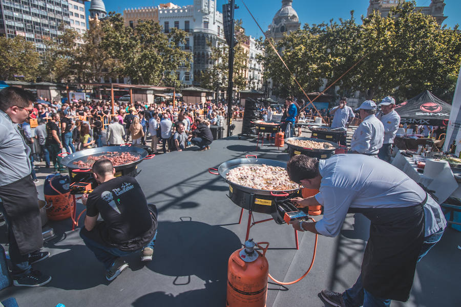 El Día Mundial de la Paella se ha celebrado en la plaza del Ayuntamiento de Valencia con una degustación de 9 paellas diferentes. El World Paella Day pretende dar prestigio a uno de los platos más conocidos de la gastronomía de todo el mundo y proyectar la ciudad de Valencia como destino turístico internacional. 