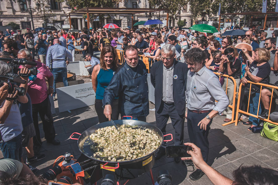 El Día Mundial de la Paella se ha celebrado en la plaza del Ayuntamiento de Valencia con una degustación de 9 paellas diferentes. El World Paella Day pretende dar prestigio a uno de los platos más conocidos de la gastronomía de todo el mundo y proyectar la ciudad de Valencia como destino turístico internacional. 