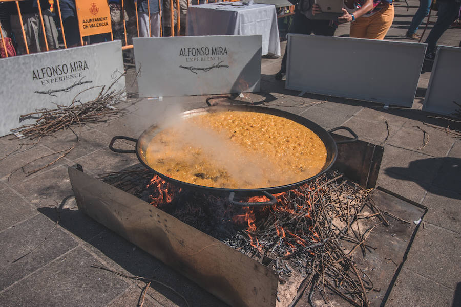 El Día Mundial de la Paella se ha celebrado en la plaza del Ayuntamiento de Valencia con una degustación de 9 paellas diferentes. El World Paella Day pretende dar prestigio a uno de los platos más conocidos de la gastronomía de todo el mundo y proyectar la ciudad de Valencia como destino turístico internacional. 