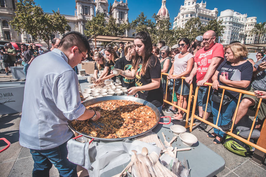 El Día Mundial de la Paella se ha celebrado en la plaza del Ayuntamiento de Valencia con una degustación de 9 paellas diferentes. El World Paella Day pretende dar prestigio a uno de los platos más conocidos de la gastronomía de todo el mundo y proyectar la ciudad de Valencia como destino turístico internacional. 