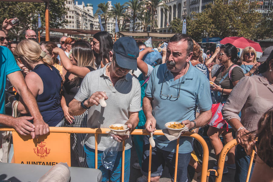 El Día Mundial de la Paella se ha celebrado en la plaza del Ayuntamiento de Valencia con una degustación de 9 paellas diferentes. El World Paella Day pretende dar prestigio a uno de los platos más conocidos de la gastronomía de todo el mundo y proyectar la ciudad de Valencia como destino turístico internacional. 