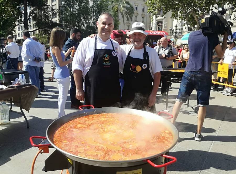 El Día Mundial de la Paella se ha celebrado en la plaza del Ayuntamiento de Valencia con una degustación de 9 paellas diferentes. El World Paella Day pretende dar prestigio a uno de los platos más conocidos de la gastronomía de todo el mundo y proyectar la ciudad de Valencia como destino turístico internacional. 