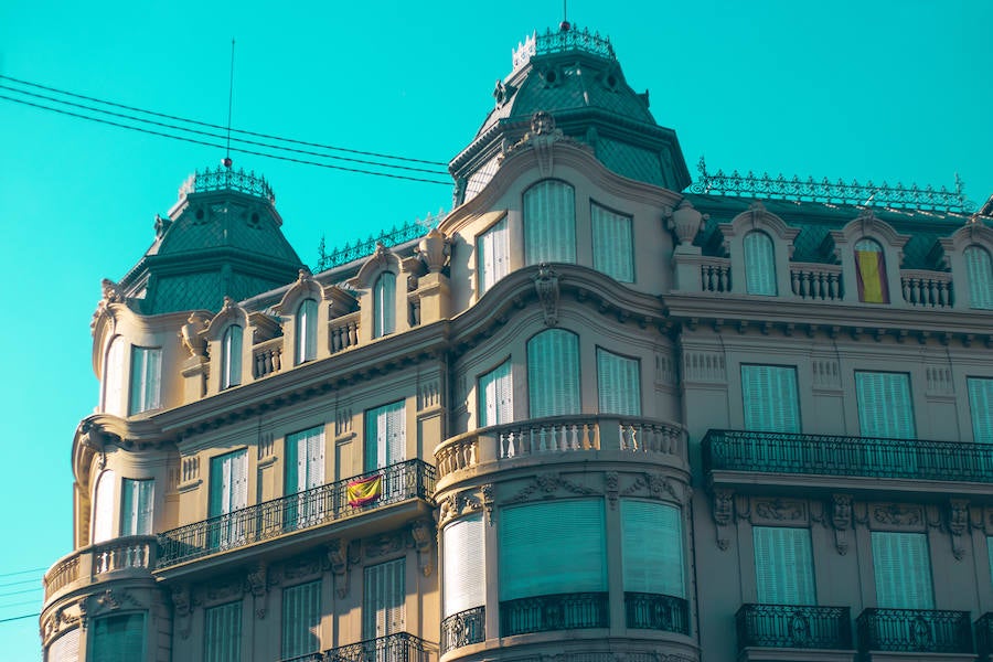 Un vistazo a los edificios de Valencia permite descubrir multitud de detalles que llaman la atención, como las torres, remates y torreones que coronan en muchos de ellos.