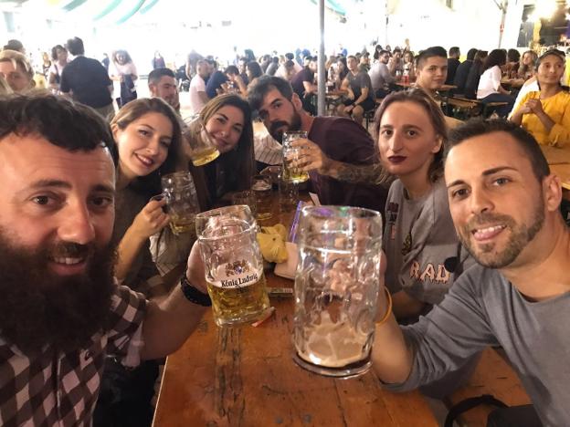 Unos jóvenes disfrutan en la Oktoberfest Olé! 