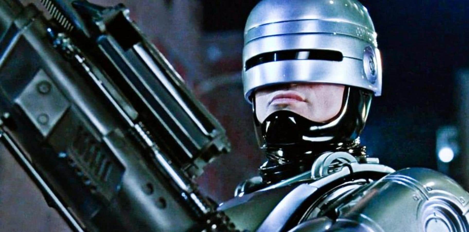 'RoboCop' (1987). Ambientada en una sociedad futura. Alex J. Murphy, agente de policía de Detroit, es asesinado en acto de servicio. Para acabar con la delincuencia en la ciudad, las autoridades aprueban la creación de una máquina letal, mitad robot, mitad hombre, a la que llaman Robocop, y para fabricarla utilizan el cuerpo de Murphy.