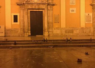 Imagen secundaria 1 - Así ha quedado la Plaza de la Virgen tras el botellón celebrado la noche de este jueves 20 junto a la Basílica de la Mare de Déu y la Catedral 