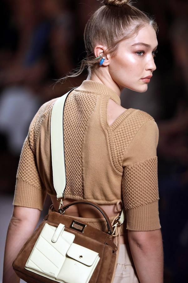 La modelo Gigi Hadid desfila con un bolso de Fendi.