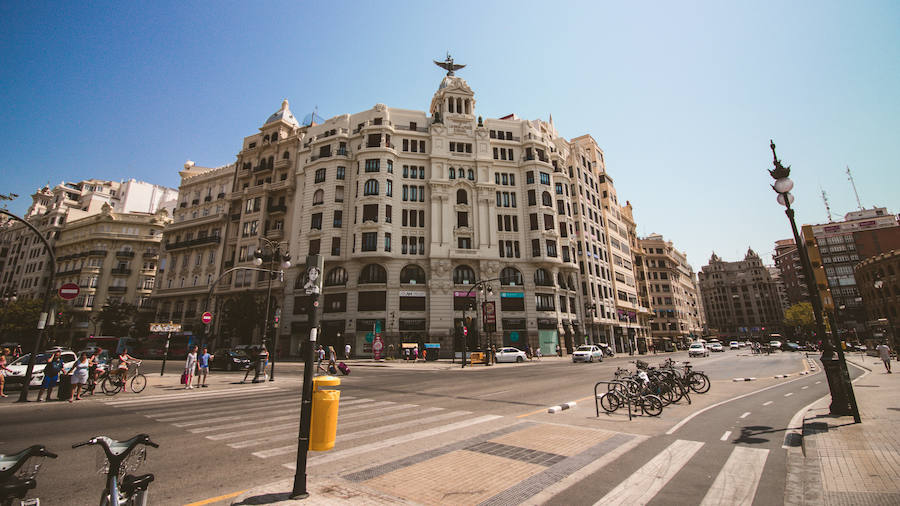 También se puede observar un torreón en el edificio de la unión y el Fenix, frente a la estación del Norte.