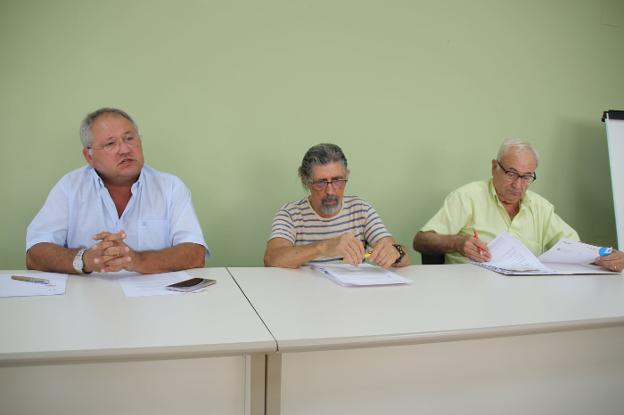 Mario Vidal junto a otros dos representantes de la asociación Veïns del Montgó. 