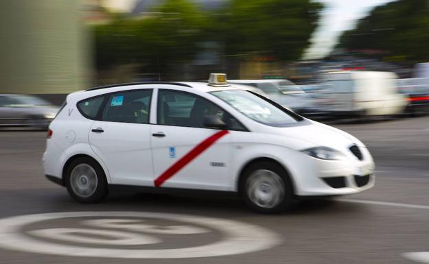 Un taxi circula por Madrid durante la huega de taxistas. 