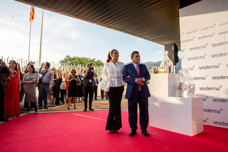 La tonadillera reaparece en público en un acto publicitario.