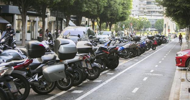 El carril destinado al aparcamiento de motos. 