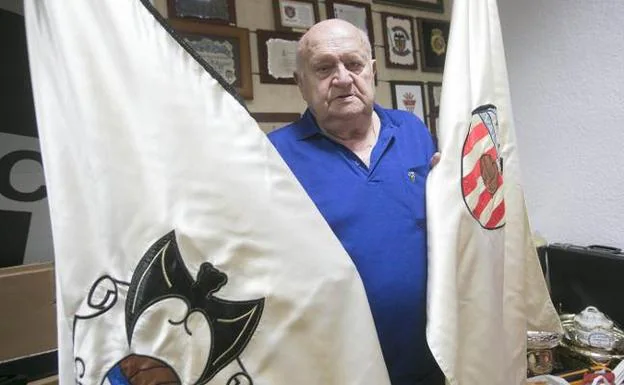 Guillot posa con las banderas del Valencia y el Mestalla en la sede de los veteranos. 