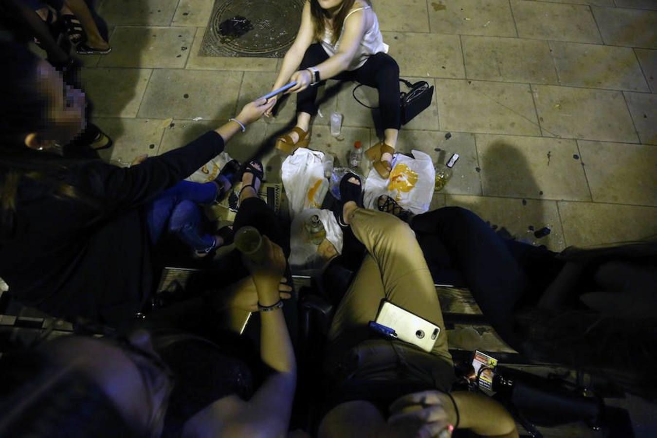 Fotos: Valencia se convierte en un gran botellón todo el fin de semana