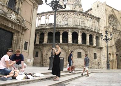 Imagen secundaria 1 - El reloj de sol de la fachada de la Catedral de Valencia está a punto de desvanecerse 