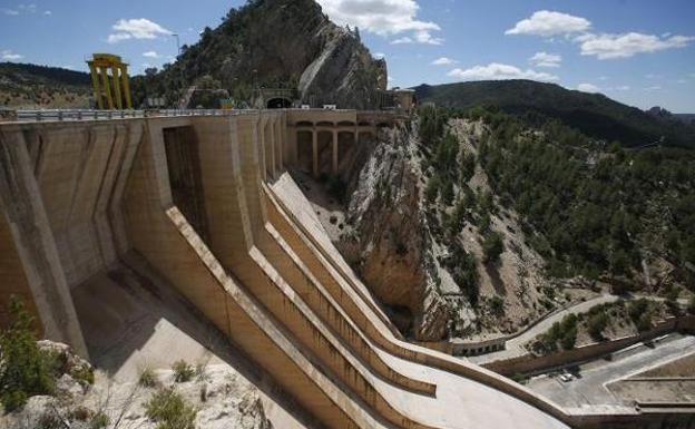 Vista del embalse de Contreras. 