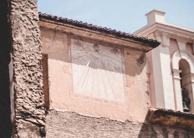 Imagen secundaria 1 - Reloj de sol de la iglesia de Pilar, situado dentro del claustro ya derruido 