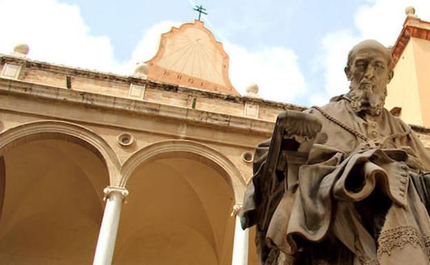 Imagen principal - El reloj de sol está situado dentro del claustro de la iglesia del Patriarca 