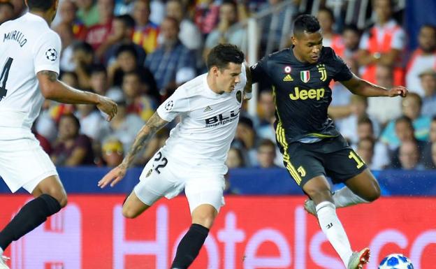 El delantero Santi Mina junto al defensa Aex Sandro durante el encuentro con la Juve 