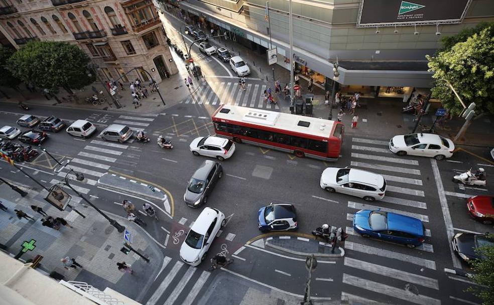 Los problemas de circulación se han convertido en una constante en la calle Colón. 