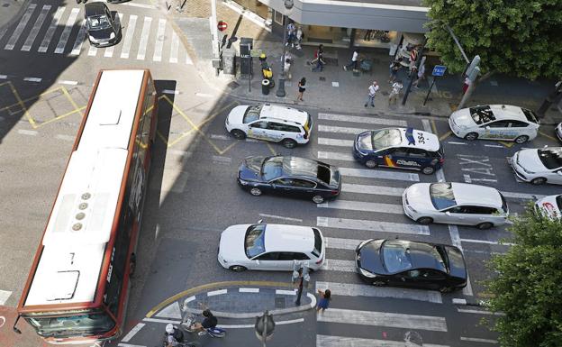 Un autobús de la EMT cruza Colón.