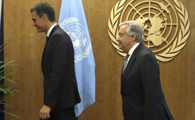 El presidente del Gobierno español, Pedro Sánchez (i), y el secretario general de la ONU, Antonio Guterres. 