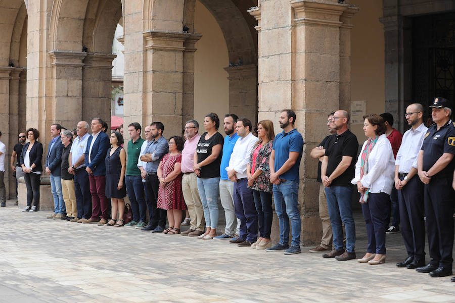 Minutos de silencio guardados por el asesinato de os dos niños en Castellón. 