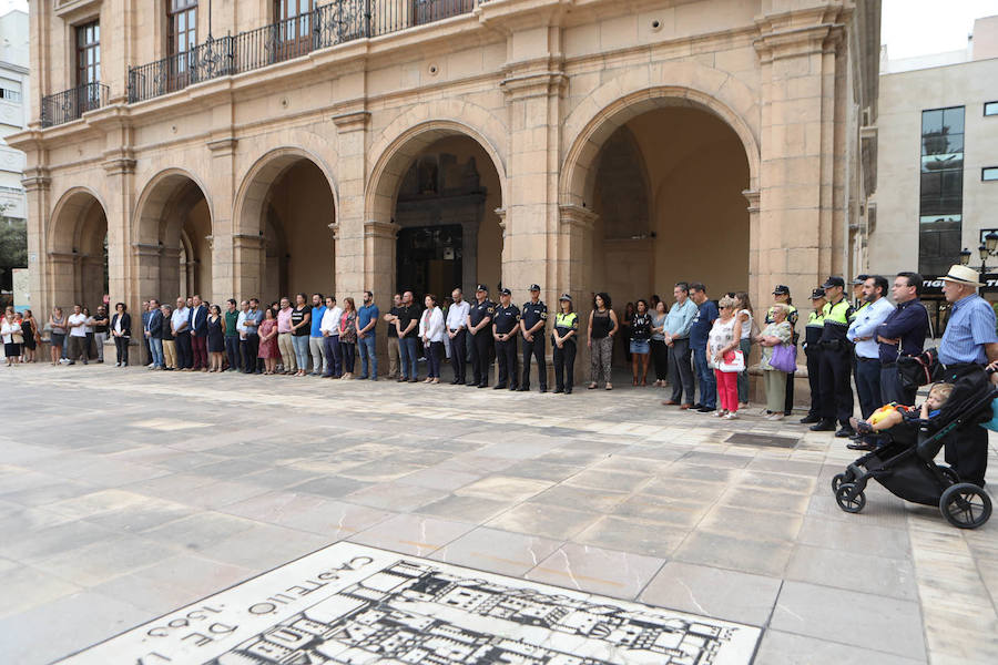 Minutos de silencio guardados por el asesinato de os dos niños en Castellón. 