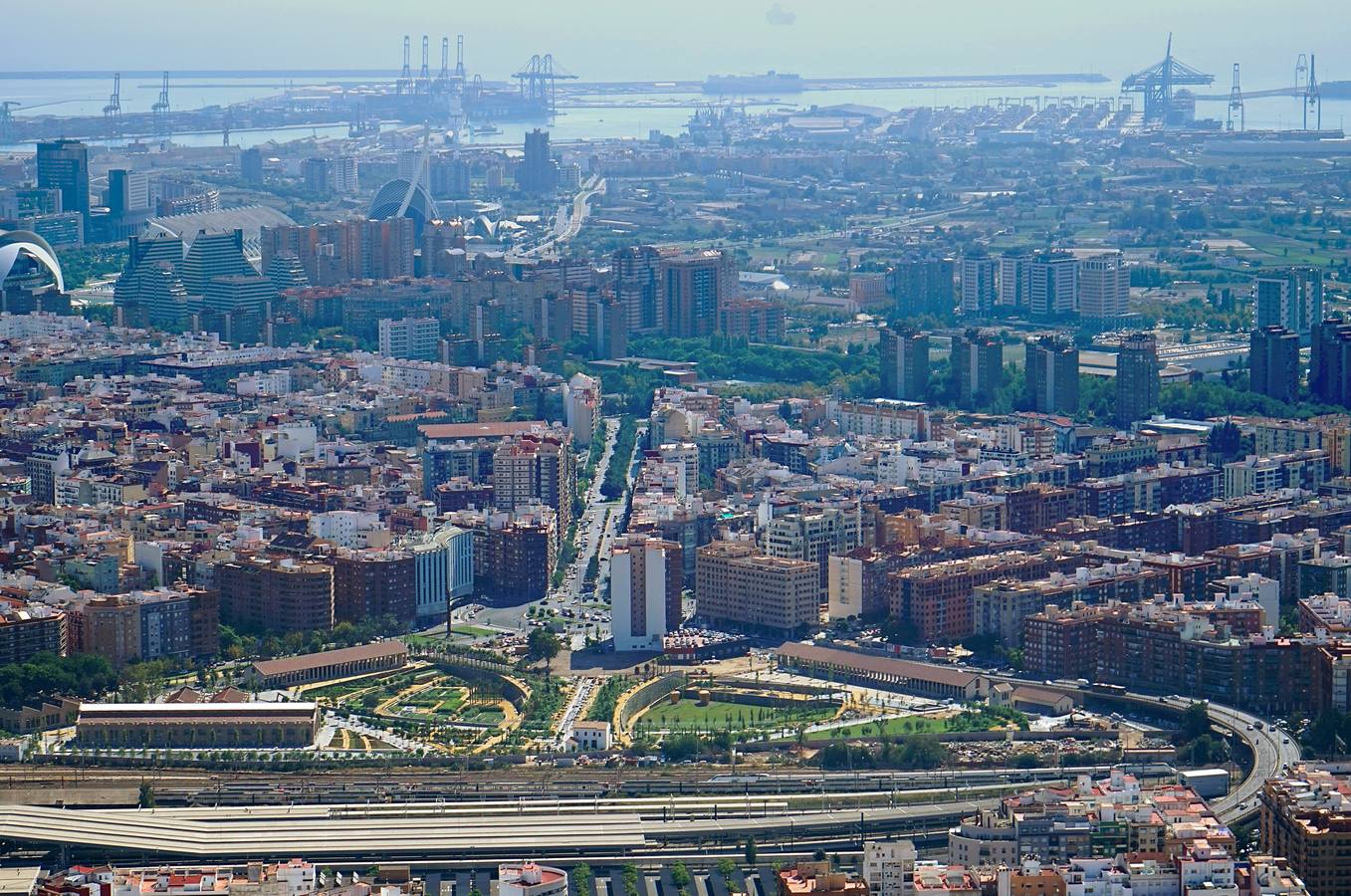 El Parque Central de Valencia comienza a ser una realidad. El avance de las obras ya permite ver cómo será uno de los pulmones de la ciudad y otro punto de encuentro para el deporte y el ocio.