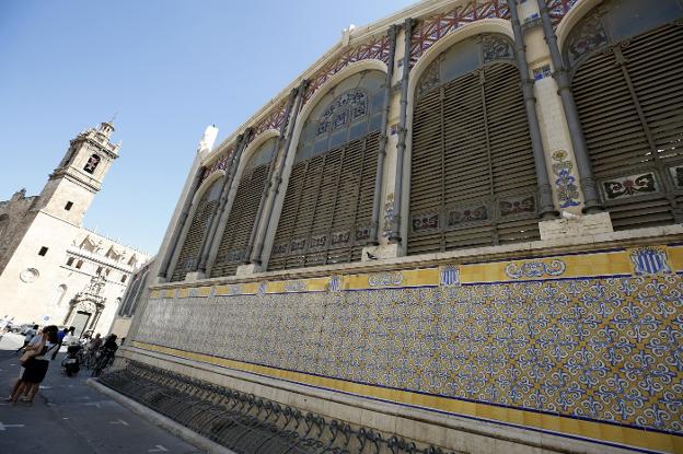 El Ayuntamiento rechaza limpiar fachadas y vidrieras del Mercado Central