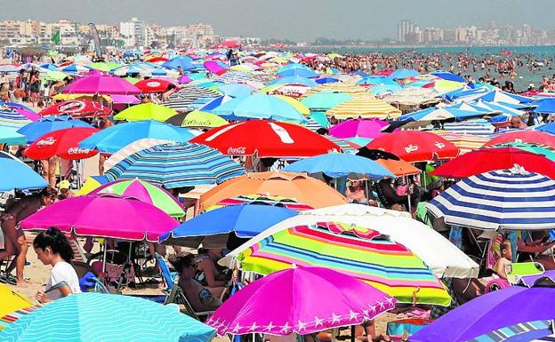 Turismo en la playa de Gandia.