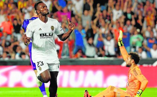 Batshuayi celebra el gol mientras Sergio Álvarez reclama al árbitro.