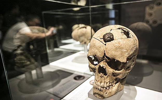 Exposición en Valencia de 'Cabezas cortadas. Símbolos de poder': uno de los cráneos hallados, con un gran clavo.
