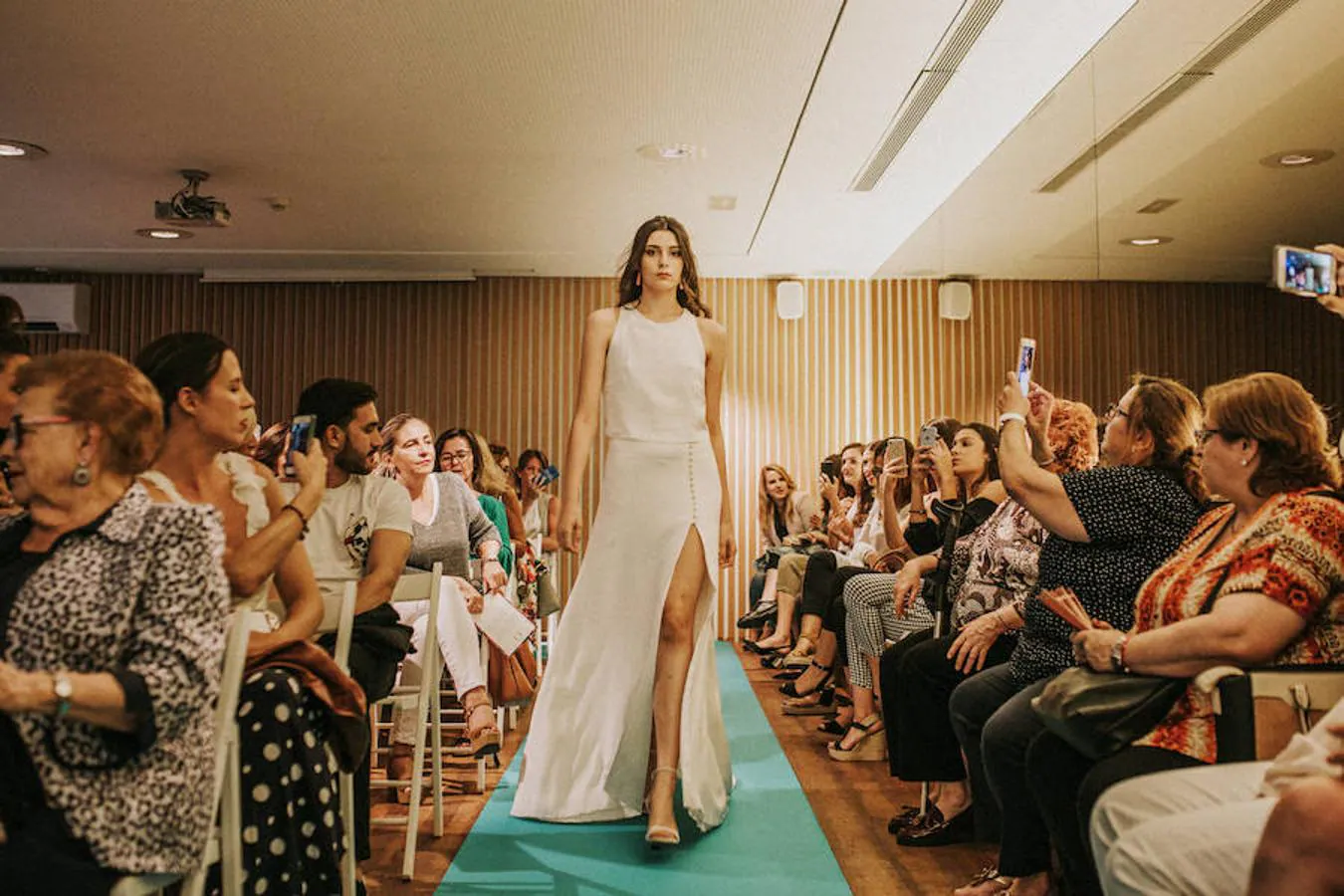 ' La Mer est Calme', la nueva colección de novia de Otaduy para este 2019, se ha presentado en Valencia, en el Meraki Beach. La nueva línea de la firma se caracteriza por el blanco y la brisa marina. Influencers como Pachi Viñoles, Vanesa Gil de la Bolita Coqueta o Nuria de Mamirrachadas; personal shoppers como Rosalía Quirante o Loles Romero; personal trainers como María Arjona, abogadas como Paz Sansaloni o empresarias como Carmen Romero sin olvidar a los directores de Sweet Hoteles, Luis Fernández y Sergio Navarro e imprescindibles como Maca Alegre, Silvia Moreno, Majo Peirats, Olga Ferrandis, Maribel Vañó, Mercedes Giménez, Quique Camps, Paula Bueno, Loles Guido o Ana de la Iglesia, disfrutaron del pase, que fue como una boda organizada por Mamen Marín y Claudia Villasboa.