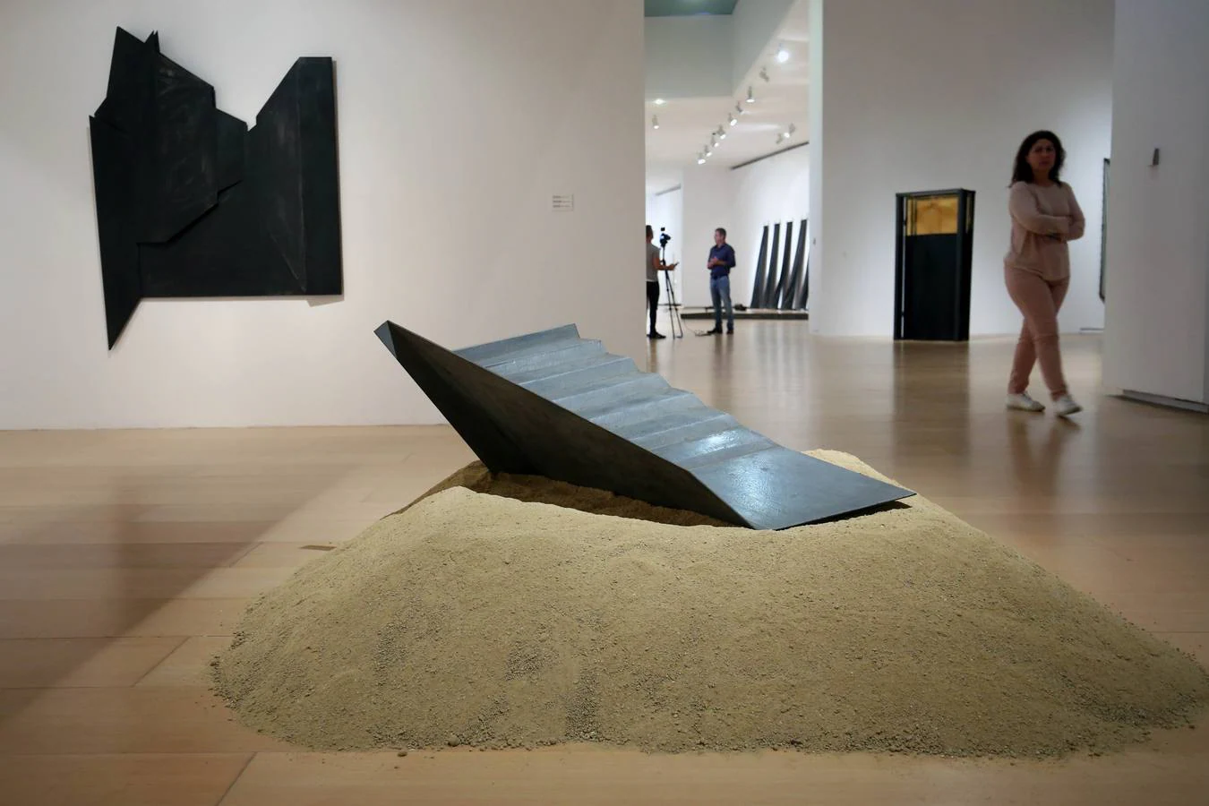 El Institut Valencià d'Art Modern (IVAM) ha presentado este miércoles la exposición 'Ángeles Marco. Vértigo', con el objetivo de reivindicar a esta «pionera» artista valenciana, «fundamental para entender la transformación de la escultura en España en los años ochenta y noventa del siglo XX».