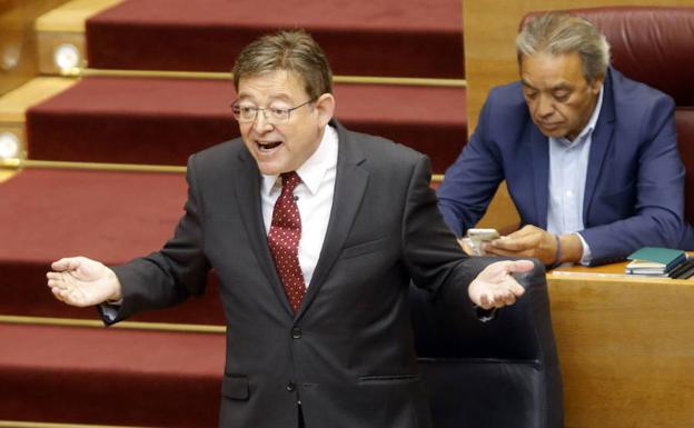 El president de la Generalitat, Ximo Puig, interviene durante una sesión en Les Corts.