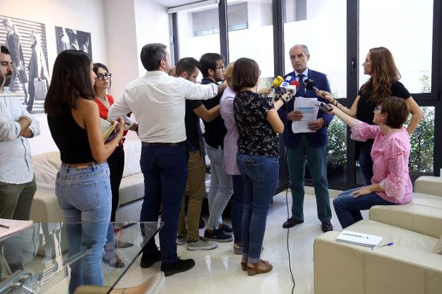 Los periodistas siguen la rueda de prensa de Camps en el despacho de su abogado. 