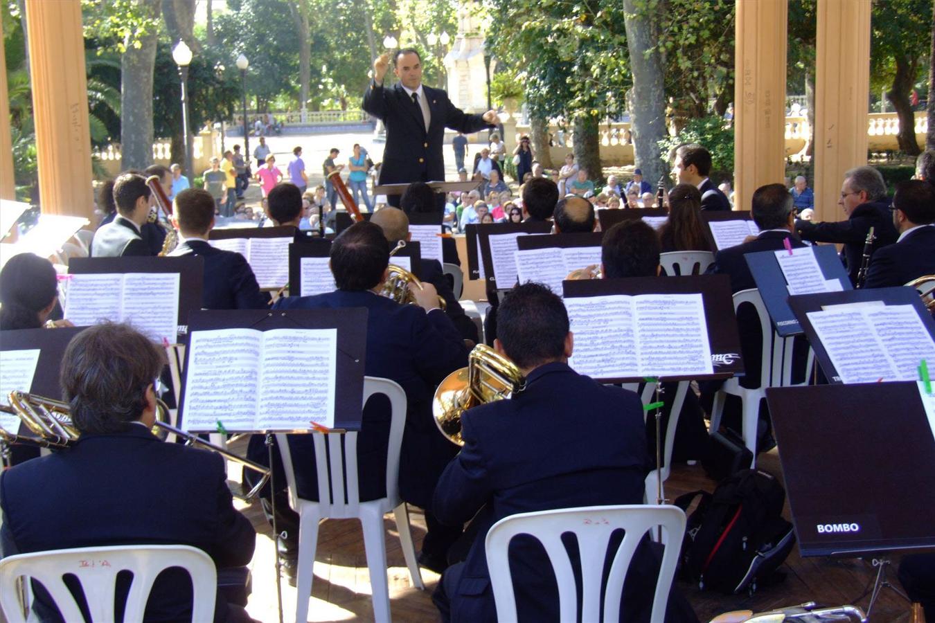 Concierto de la banda municipal de Castellón con las tres culturas y Muixeranga en la plaza mayor de Castellón.