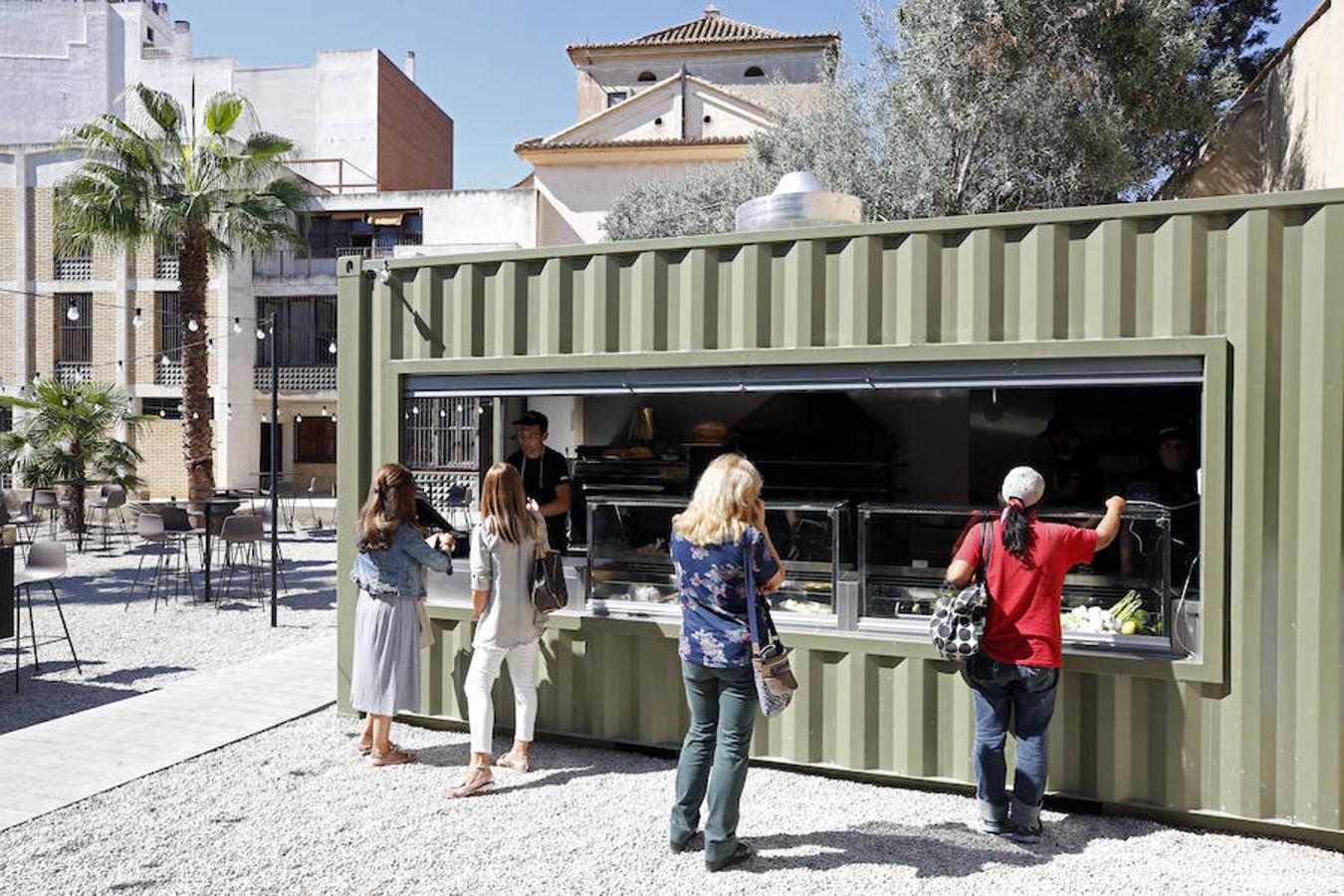 El antiguo convento de San José y Santa Teresa del barrio del Carmen abre hoy sábado 29 sus puertas al público, convertido en el nuevo centro cultural y de ocio referente en el corazón de la ciudad. El espacio dedicado, anteriormente, a la oración y clausura, llevaba diez años cerrado y se ha reconvertido en un hotel y espacio gastronómico y cultural. 