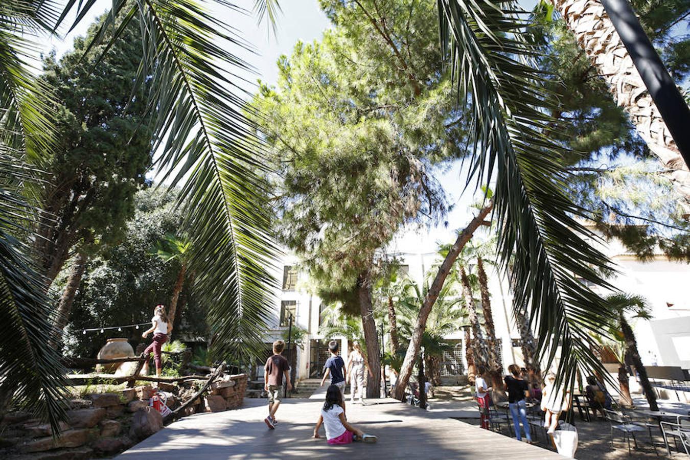 El antiguo convento de San José y Santa Teresa del barrio del Carmen abre hoy sábado 29 sus puertas al público, convertido en el nuevo centro cultural y de ocio referente en el corazón de la ciudad. El espacio dedicado, anteriormente, a la oración y clausura, llevaba diez años cerrado y se ha reconvertido en un hotel y espacio gastronómico y cultural. 