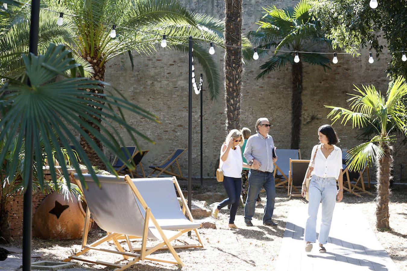 El antiguo convento de San José y Santa Teresa del barrio del Carmen abre hoy sábado 29 sus puertas al público, convertido en el nuevo centro cultural y de ocio referente en el corazón de la ciudad. El espacio dedicado, anteriormente, a la oración y clausura, llevaba diez años cerrado y se ha reconvertido en un hotel y espacio gastronómico y cultural. 