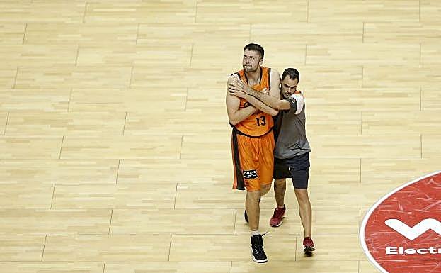 Tobey abandona lesionado el partido frente a Unicaja.