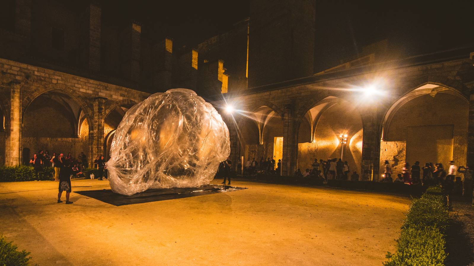 La artista alicantina Olga Diego hizo volar ayer una escultura de aire, luz y piel plástica en el claustro gótico del Centro del Carmen. 'Artefacto XVIII' es así un experimento aerostático que fusiona arte y ciencia. «Una ascensión sin tripulante, un vuelo cautivo controlado desde tierra que iluminará el cielo y que podría ascender hasta los 100 metros de altura», aseguró la artista.