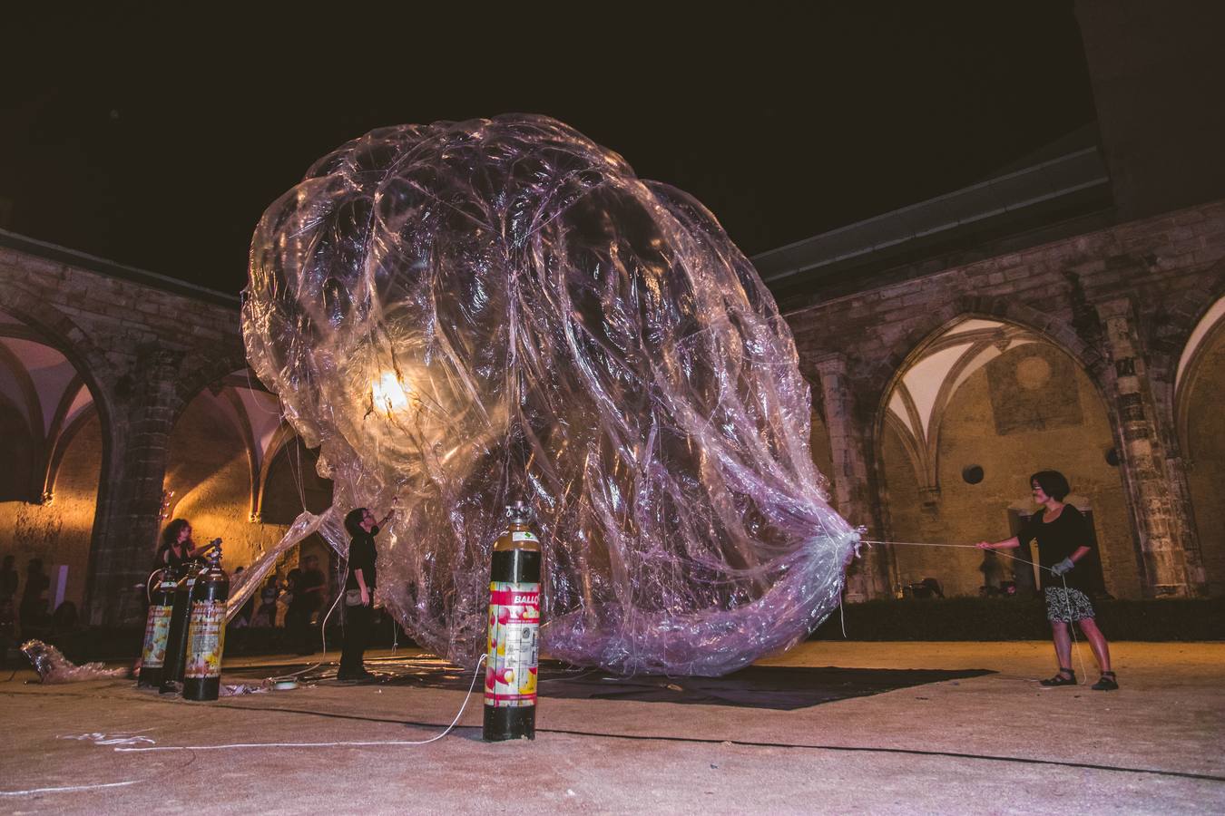 La artista alicantina Olga Diego hizo volar ayer una escultura de aire, luz y piel plástica en el claustro gótico del Centro del Carmen. 'Artefacto XVIII' es así un experimento aerostático que fusiona arte y ciencia. «Una ascensión sin tripulante, un vuelo cautivo controlado desde tierra que iluminará el cielo y que podría ascender hasta los 100 metros de altura», aseguró la artista.