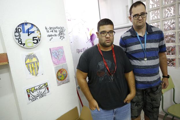 José Antonio y Julio, en uno de los talleres del centro ocupacional Los Silos de Burjassot. 