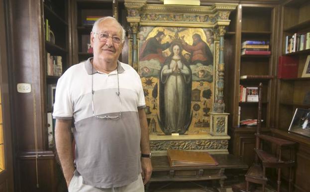 El ginecólogo Fernando Bonilla, junto al altar de Juan de Juanes que compró su padre y que costó un año y medio restaurar.