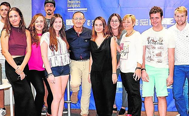 La alcaldesa y concejales, con los jóvenes becados. 