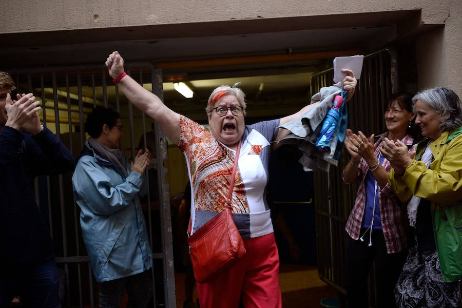 Una mujer sale eufórica de un colegio electoral tras depositar su voto.