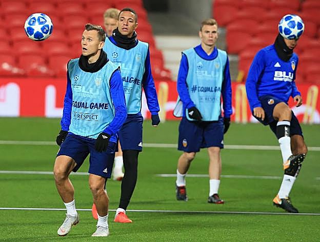 Cheryshev y Rodrigo, durante el entrenamiento de ayer del Valencia en Old Trafford. 